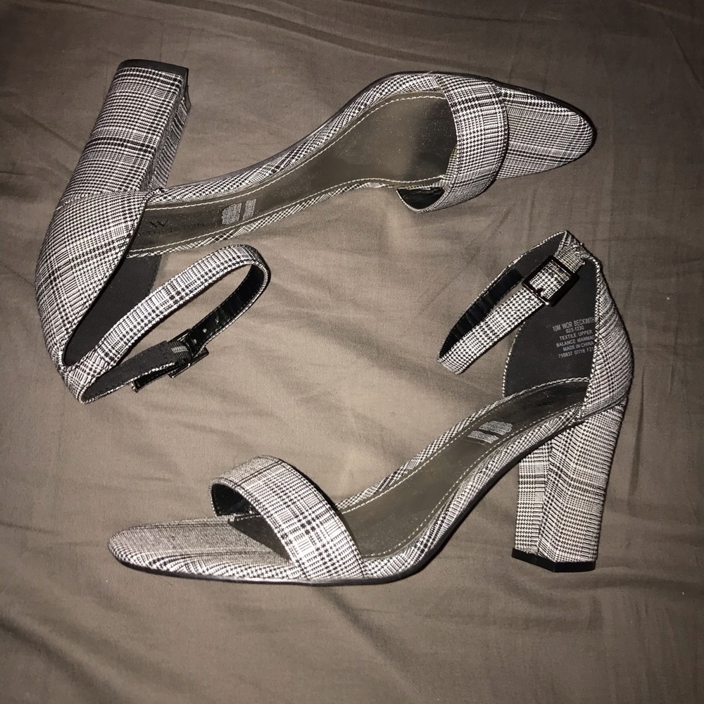 NEVER WORN Worthington Grey Plaid Heels